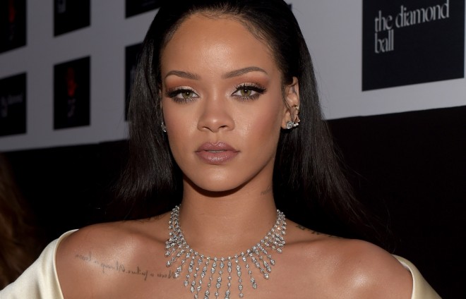 Rihanna kamera qarşısına belə keçdi - foto