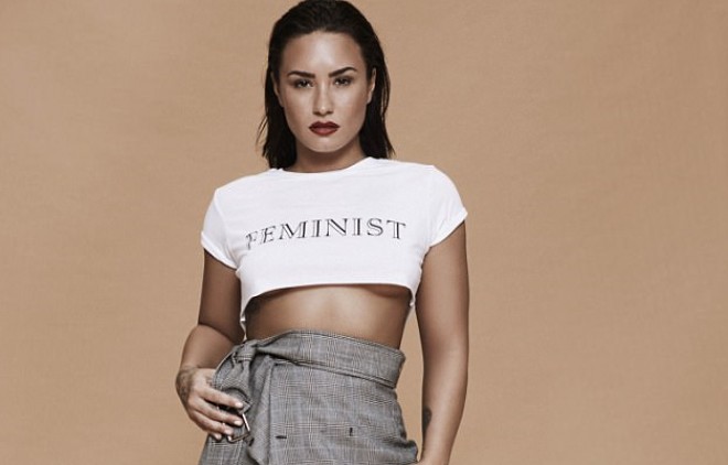 Demidən “feminist” yazılı fotosessiya