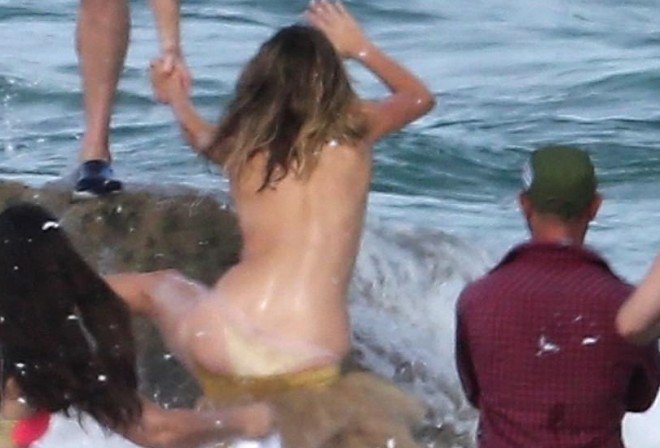 Model çılpaq halda qayadan yıxıldı - fotolar