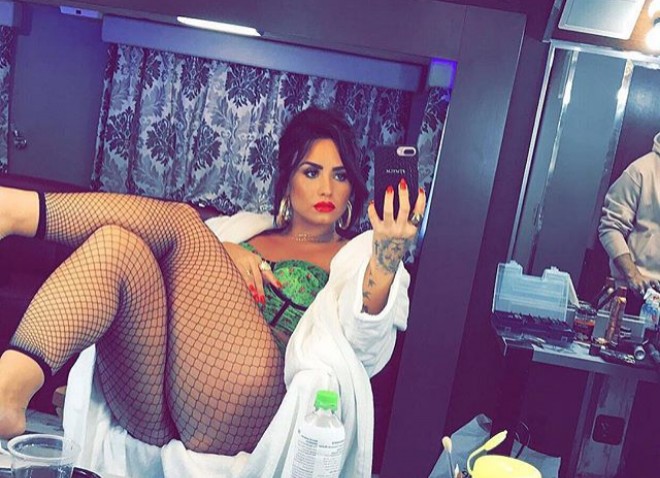 Demi ayaqlarını qaldırıb selfi çəkdi - foto