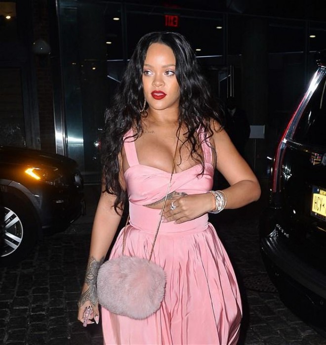 Rihanna "Gucci"nin 8 minlik dəstində - fotolar