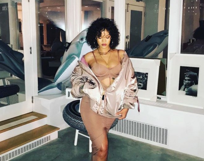 Rihanna&nbsp; kamera qarşısına belə keçdi - foto