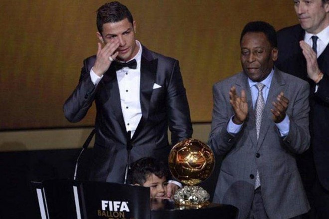 Ronaldo "Qızıl top"u satdı - ölümcül xəstə uşaqlara yardım üçün - fotolar