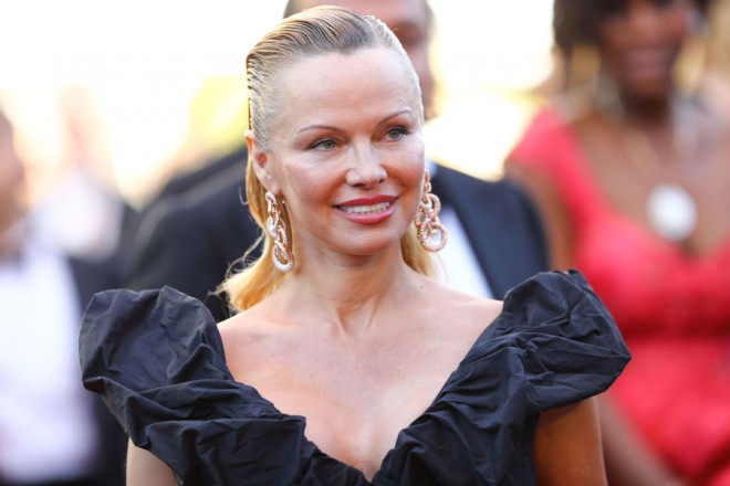 Pamela Anderson və balet rəqqası çılpaq fotosessiyada