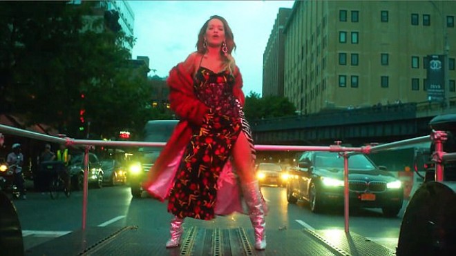 Rita Ora küçədə rəqs etdi - video&nbsp;