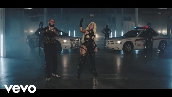 Niki Minaj büstqaltersiz klip çəkdirib - video
