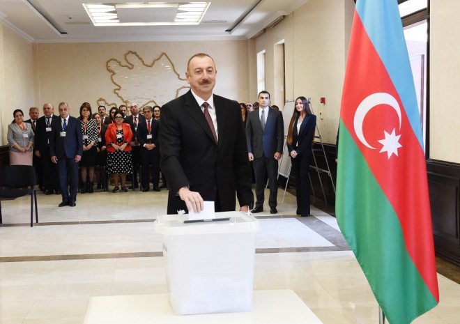 Prezident ailə üzvləri ilə birlikdə səs verib - foto