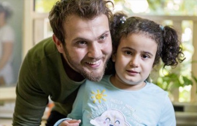 Aras Bulut İynemli uşaqlarla əyləndi