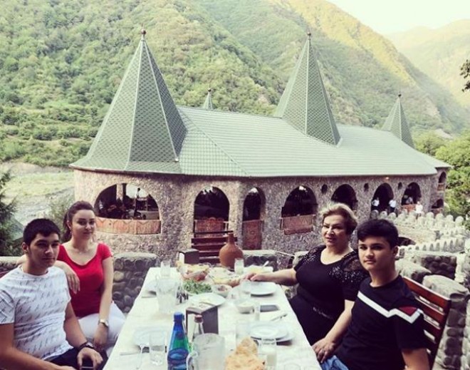 Xalq Artisti ilk dəfə ailə şəkillərini paylaşdı