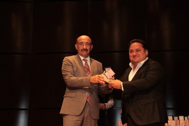 Tanınmışlara fəxri adların vəsiqələri verildi - foto