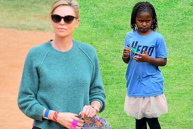 Aktrisa hamını çaş-baş saldı - foto