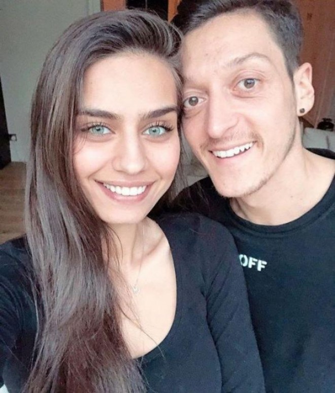 Aktrisa və futbolçunun toyu üç ölkədə olacaq