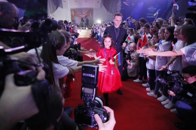 Fidan Hüseynova qırmızı xalçadan keçdi - video&nbsp;
&nbsp;