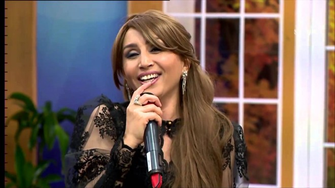 Əməkdar artist onu çəkənə qarqış etdi - video