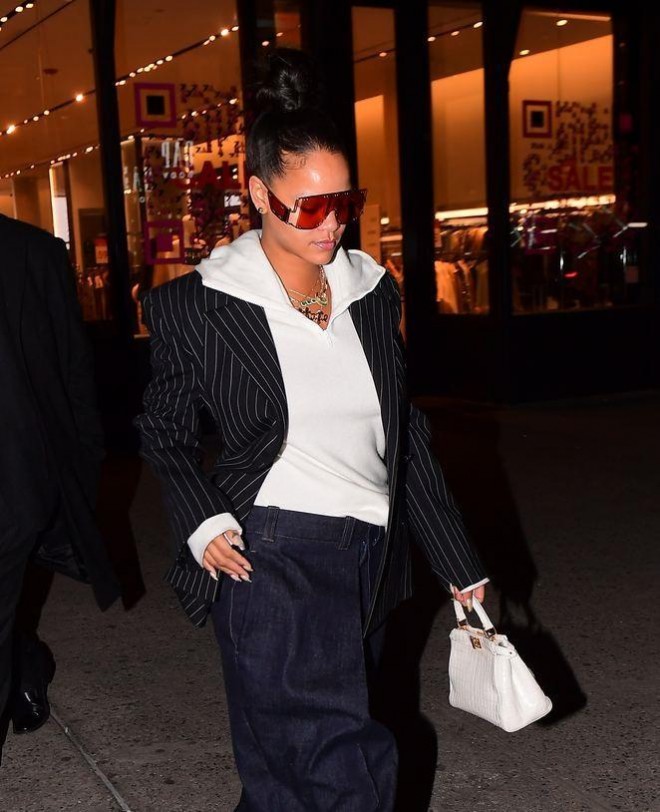 Rihanna fərqli geyindi - foto