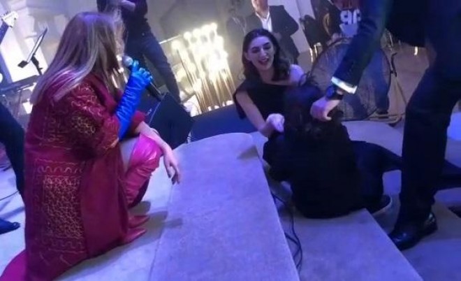 Pərəstişkarı Aygünü görüb özünü itirdi - video