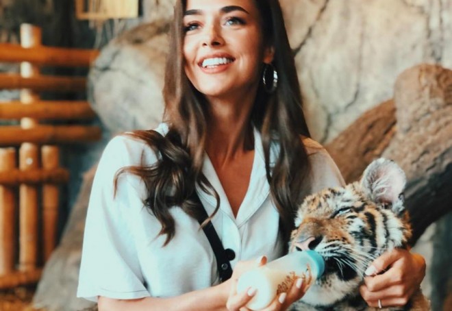 Aktrisa pələngə süd içirdi - foto