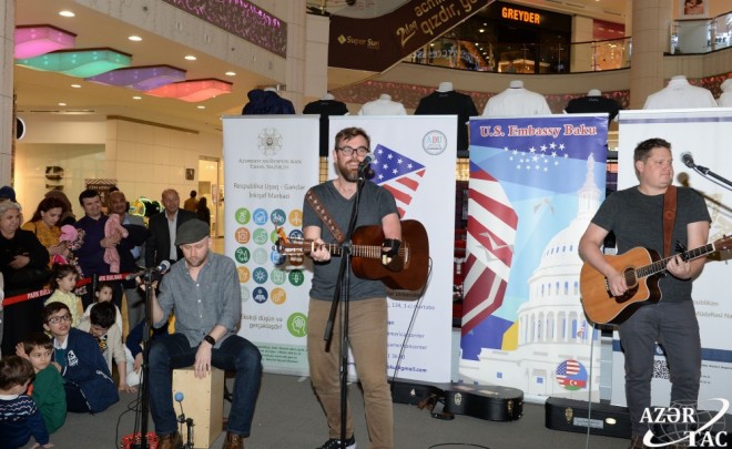 Amerikalı müğənni-bəstəkar&nbsp;Bakıda xeyriyyə konserti verdi - foto