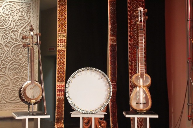 Milli musiqi alətləri Qazaxstan muzeyinə hədiyyə edildi - foto