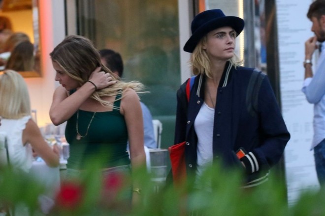 Model aktrisa sevgilisi ilə nişanlandı - foto