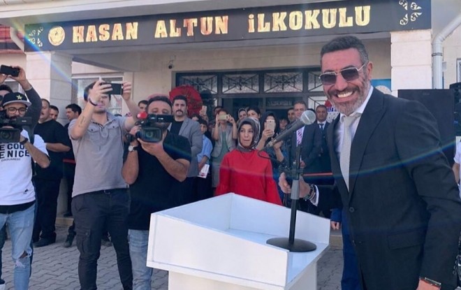 Müğənni məktəb tikdirdi