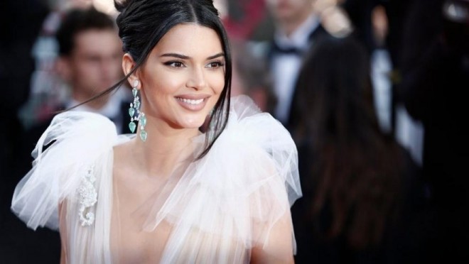 Model ayda 40 milyon dollar qazanır