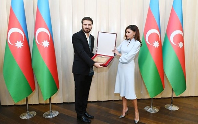 Mehriban Əliyeva Sami Yusufa "Prezidentin fəxri diplomu”nu təqdim etdi - foto