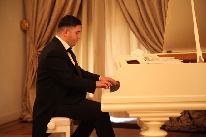 Prezident təqaüdçüsü solo konsert verdi - foto
