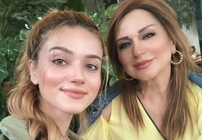 Mələkxanım Əyyubova qızını nişanladı