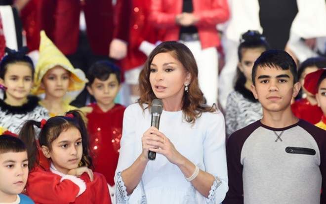 Mehriban Əliyeva uşaqların bayram şənliyində - video