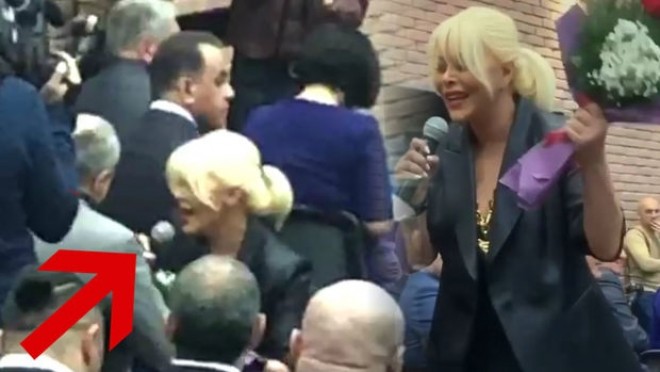 Aygün Qarabağ qazisinin qarşısında diz çökdü&nbsp;