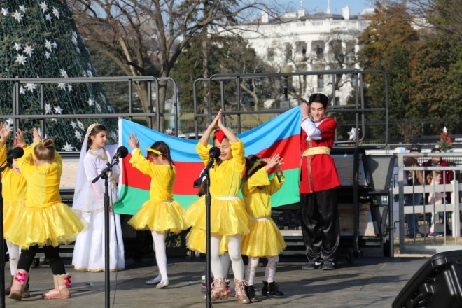 Ağ Evin qarşısında Yeni İl şənliyi keçirdilər - foto