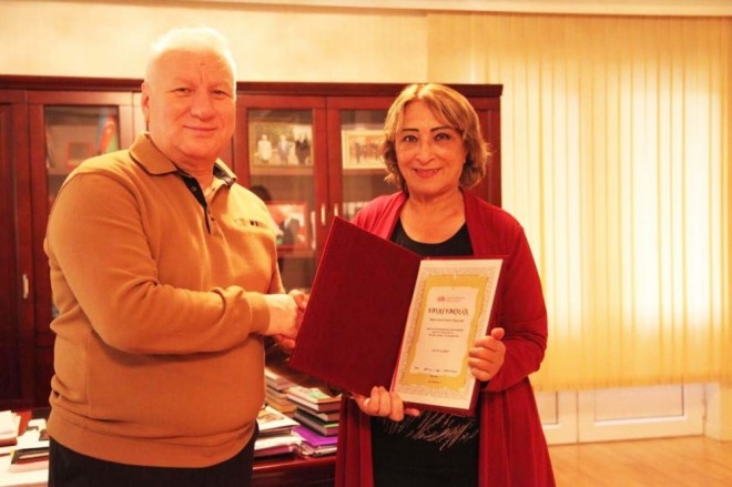 Xalq artisti mükafatlandırıldı - foto