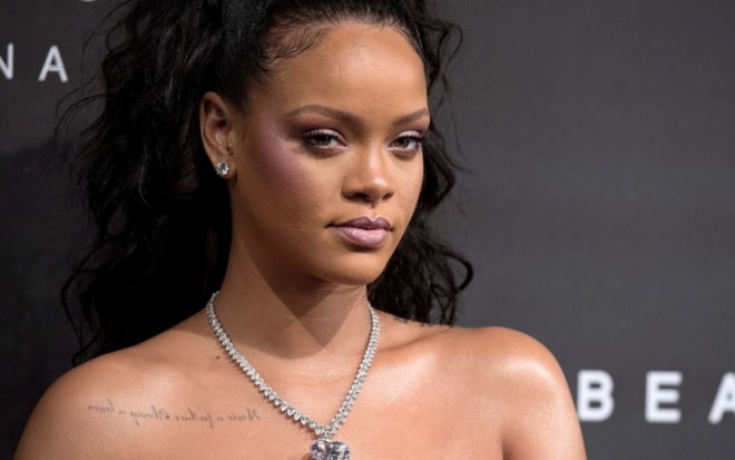 Rihanna alt paltarı ilə poz verdi - foto