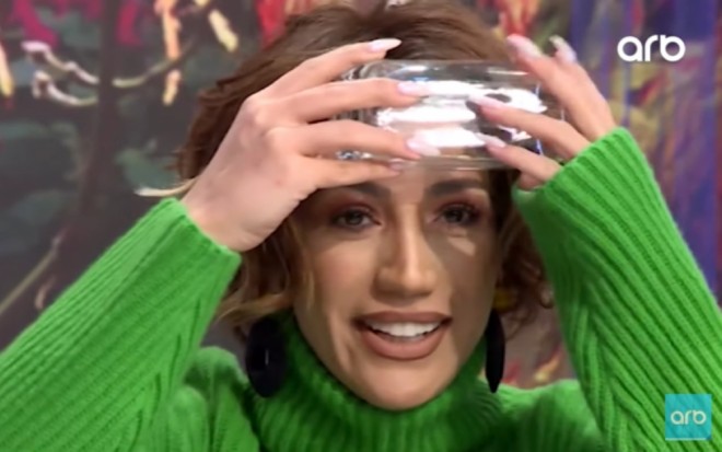 Abbas stulu Röyanın alnına çırpdı - video