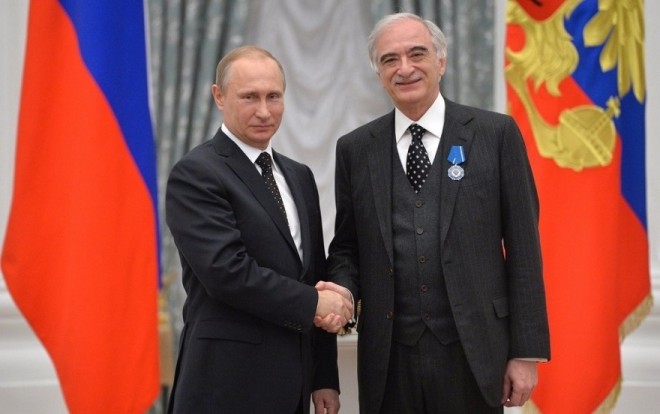 Putin Polad Bülbüloğlunu təltif etdi