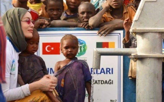 Aktrisa Afrikada 11 su quyusu qazdırdı - foto