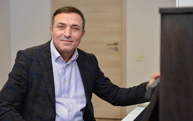 Xanəndə 1 aylıq maaşını fonda bağışladı - video