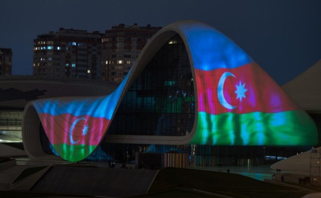 Heydər Əliyev Mərkəzinin binası belə bəzəndi - foto+video
