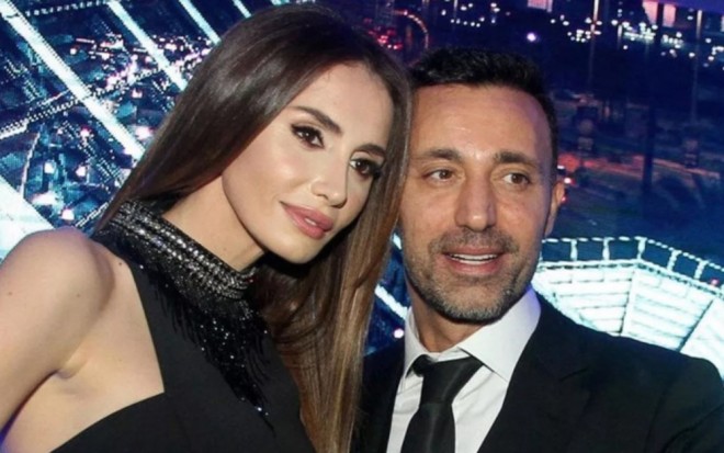 &nbsp;Mustafa Sandal və Emina ilə&nbsp;yenidən evlənir