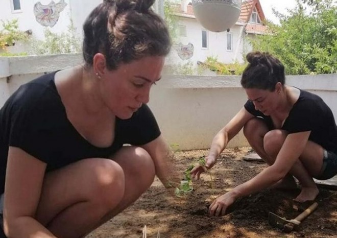 Aktrisa istirahətdə&nbsp;əkinçilikə məşğul oldu