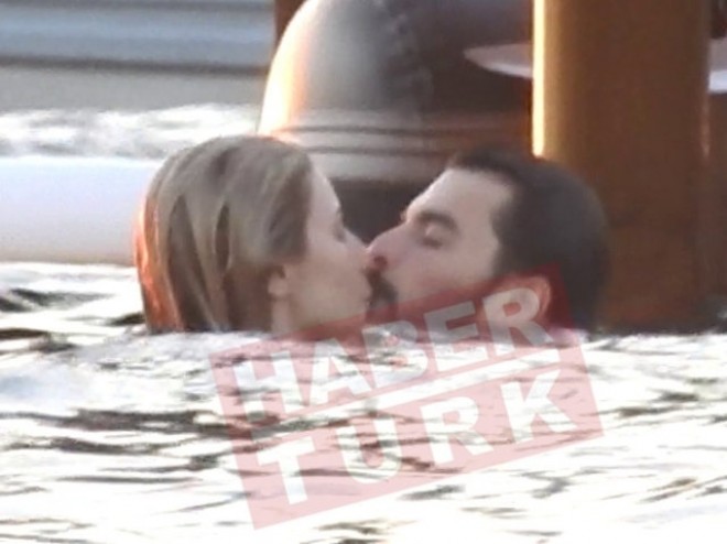​Dənizdə romantik anlar yaşadılar - foto