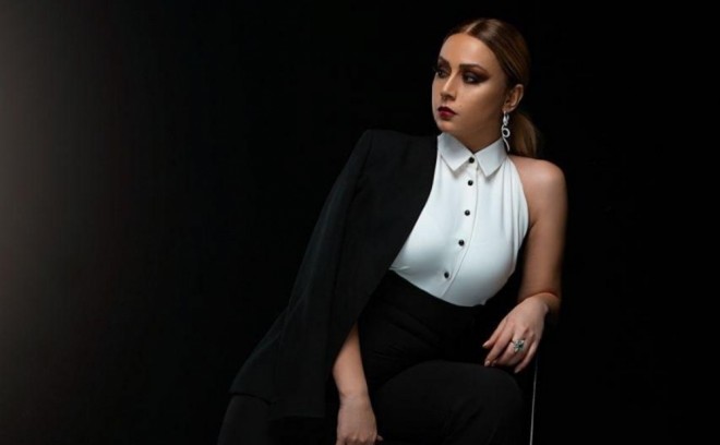 Roza özünü gözəl saymır