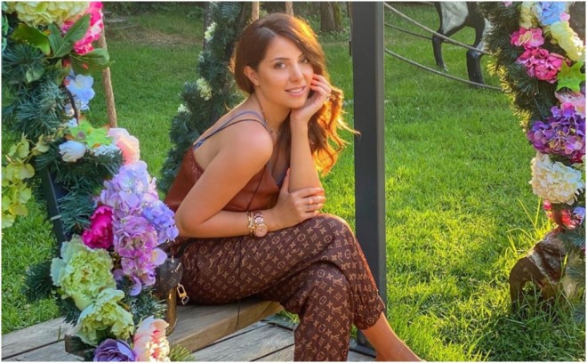 Ayan İstanbula tətili üçün gedib