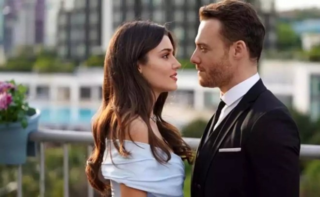 Serialındakı tərəf müqabili ilə eşq yaşayır