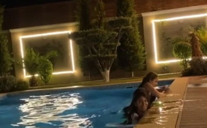 Nigar yay tətilini hovuzda keçirir - video
