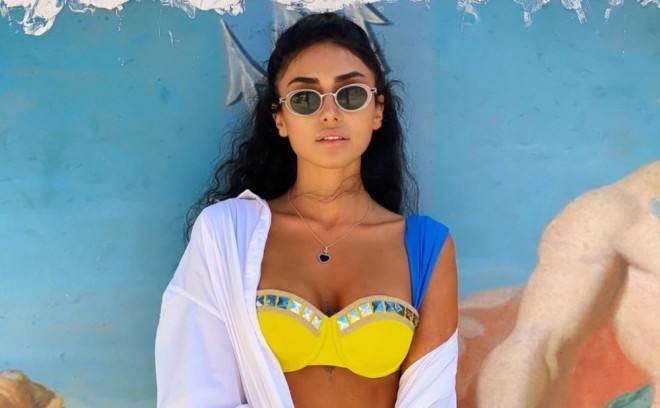 Pərvin sarı bikinisi ilə poz verdi - foto