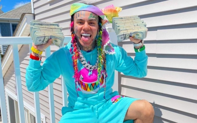 Repçi küçədə pul payladı - video