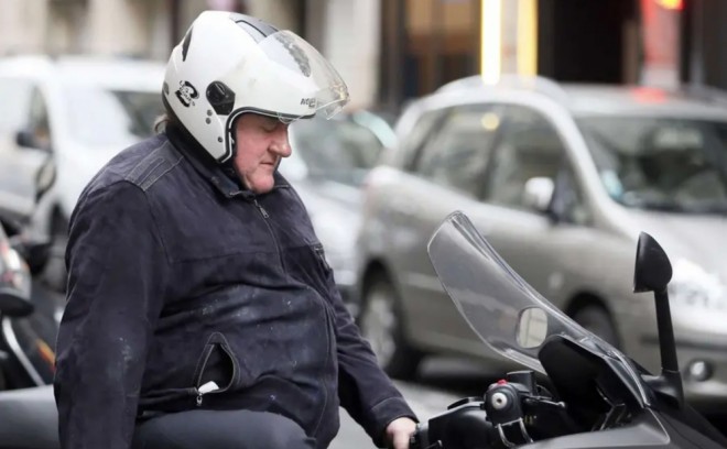 Jerar Depardeni polis saxladı