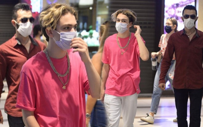 Müğənni cangüdənlə gəzir - foto